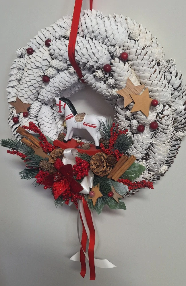 Věnec na dveře s bílými šiškami ph5085