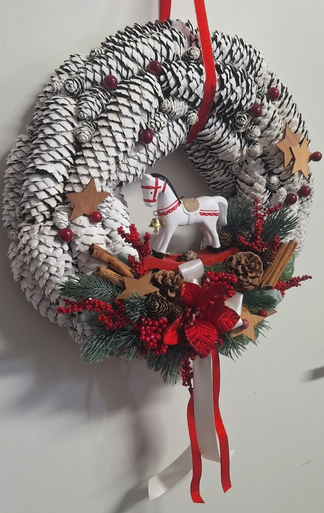 Věnec na dveře s bílými šiškami ph5085