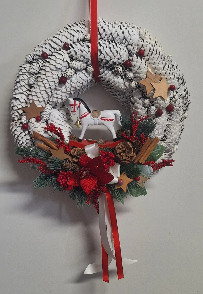 Věnec na dveře s bílými šiškami ph5085